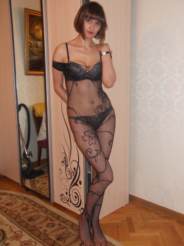 Яркая и страстная брюнетка приглашает к себе в гости для жарких поцелуев и незабываемого отдыха. Позвони мне и ты не пожалеешь! 15942, 27 лет